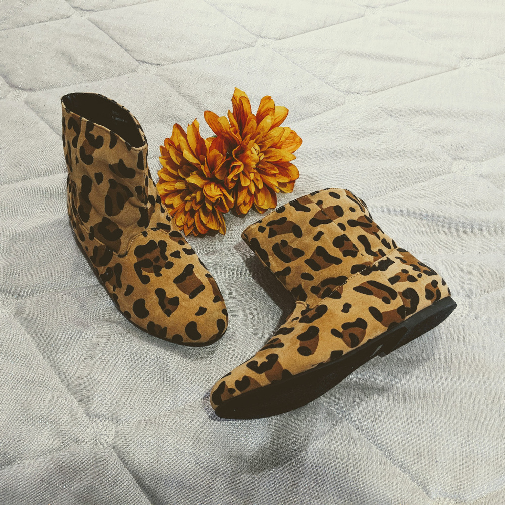BAMBOO Cheetah Flat Ankle Boots Sz 5.5